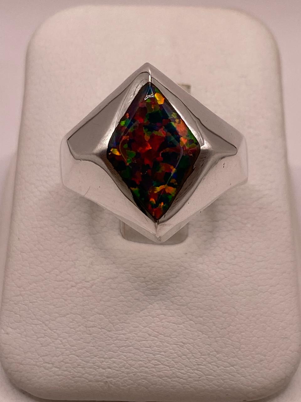 Anillo con Ópalo de Fuego Multicolor en Rombo
