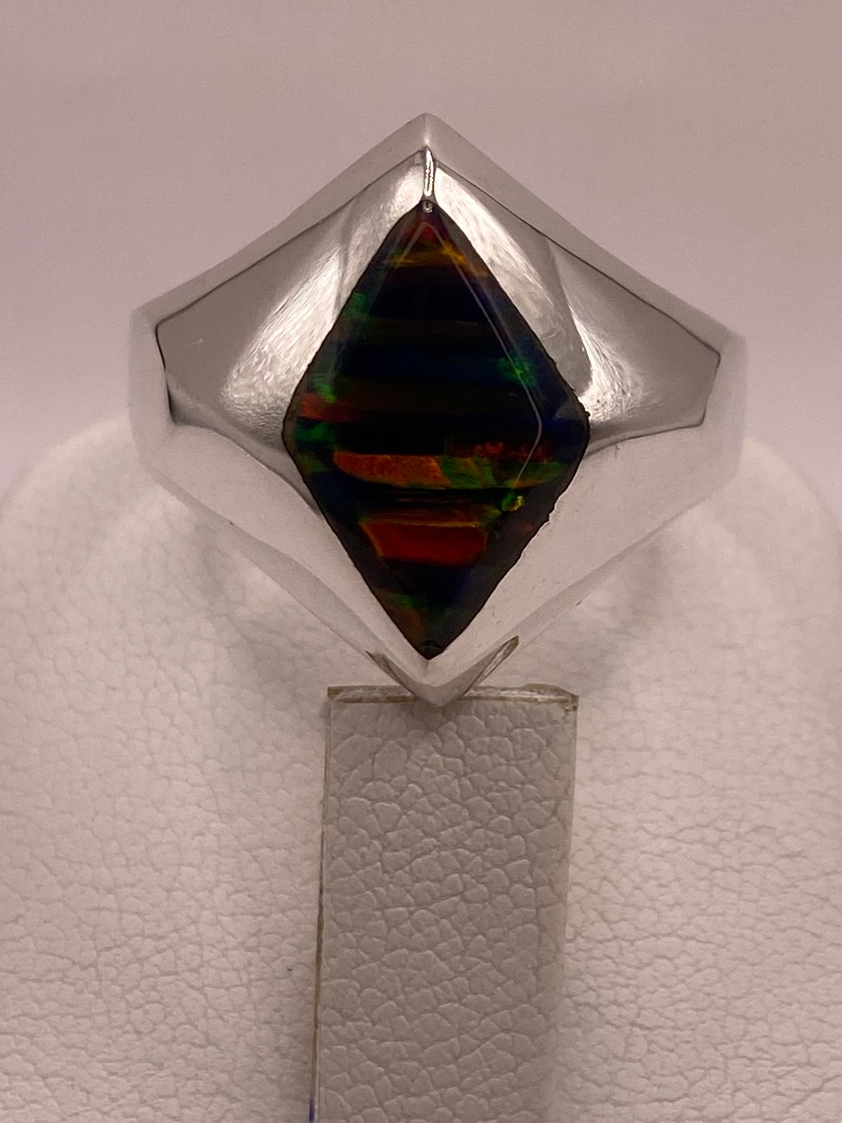 Anillo con Ópalo de Fuego Multicolor en Rombo
