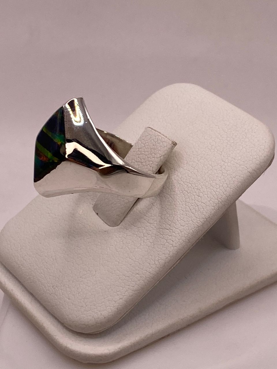 Anillo con Ópalo de Fuego Multicolor en Rombo