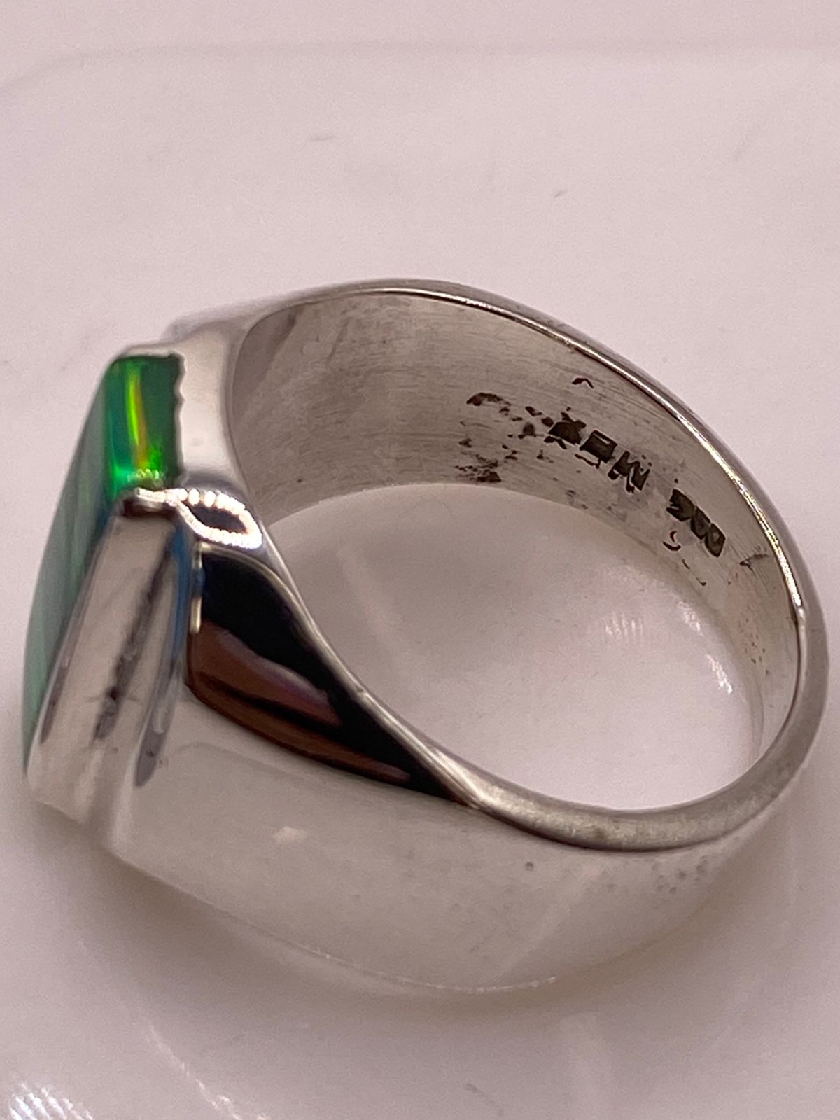 🔥 Anillo con Ópalo de Fuego Verde Diseño Moderno en Plata Ley 950