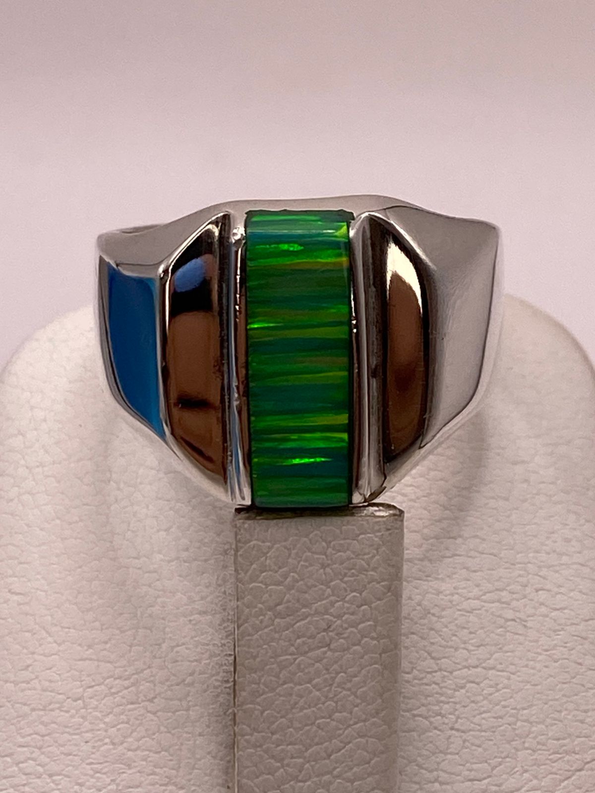 🔥 Anillo con Ópalo de Fuego Verde Diseño Moderno en Plata Ley 950
