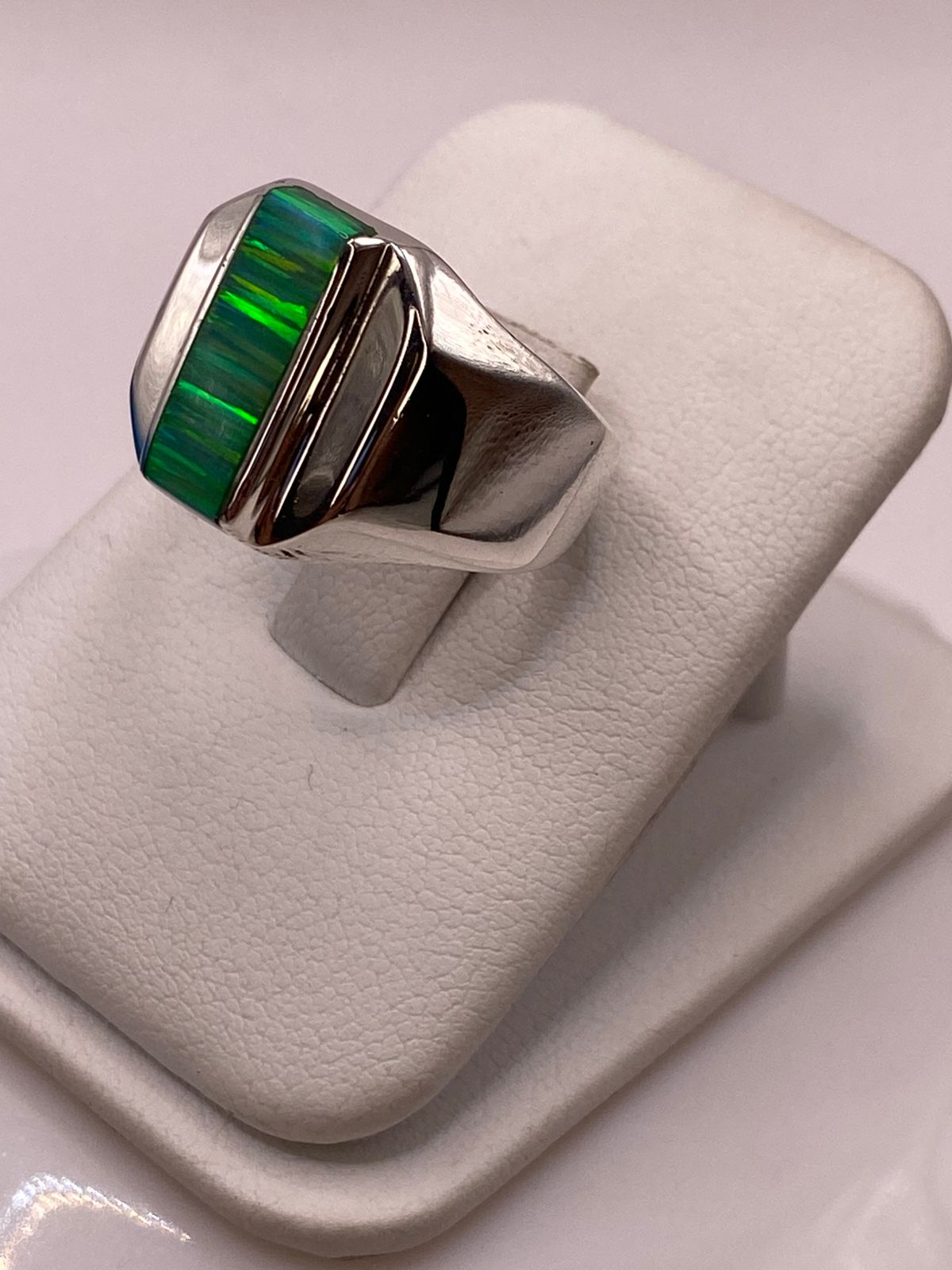 🔥 Anillo con Ópalo de Fuego Verde Diseño Moderno en Plata Ley 950