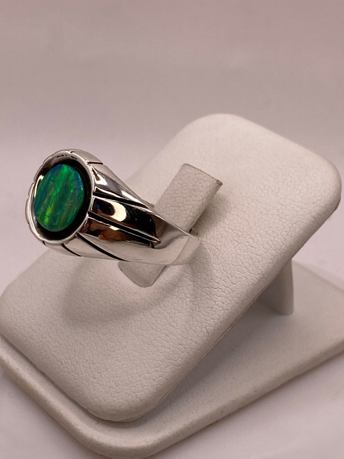 Anillo con Ópalo de Fuego Verde en Plata .950