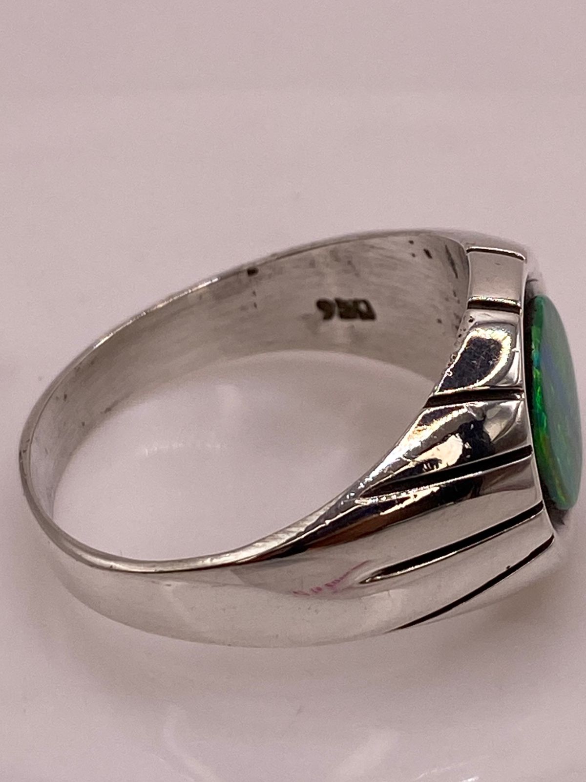 Anillo con Ópalo de Fuego Verde en Plata .950