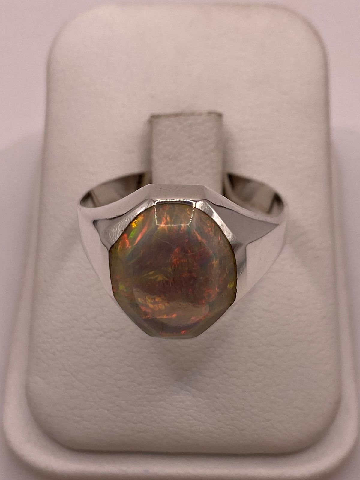 💎🔥 Anillo con Ópalo de Fuego Ovalado en Plata Ley 950