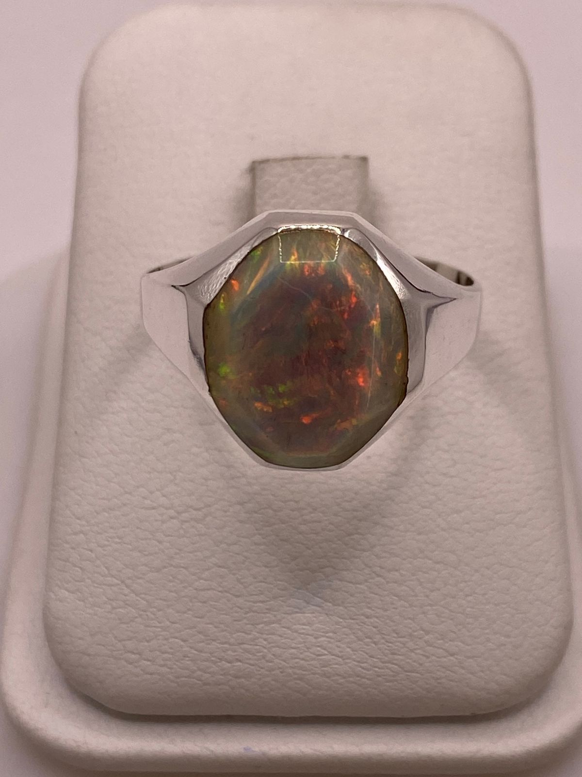 💎🔥 Anillo con Ópalo de Fuego Ovalado en Plata Ley 950