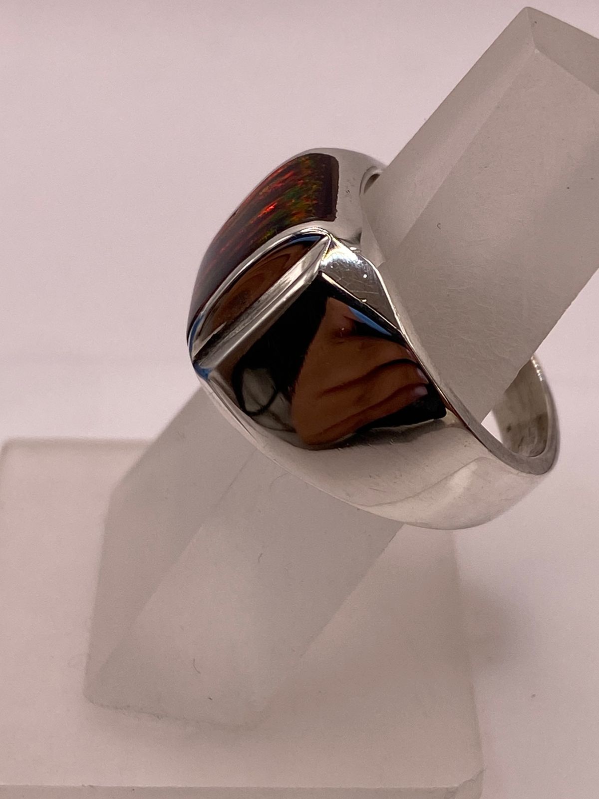 Anillo con Ópalo de Fuego Oscuro Plata Ley 950 Diseño Moderno