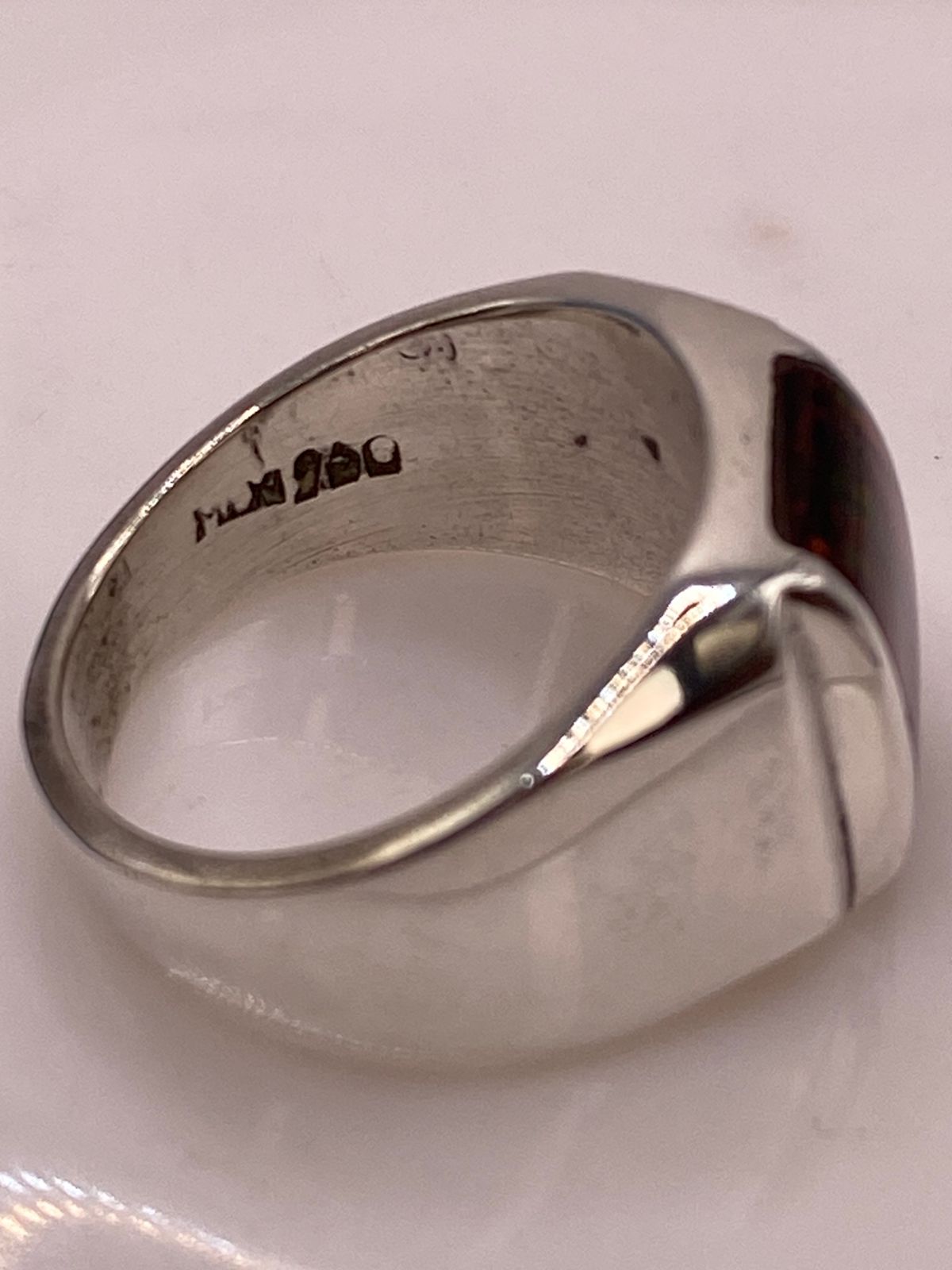 Anillo con Ópalo de Fuego Oscuro Plata Ley 950 Diseño Moderno