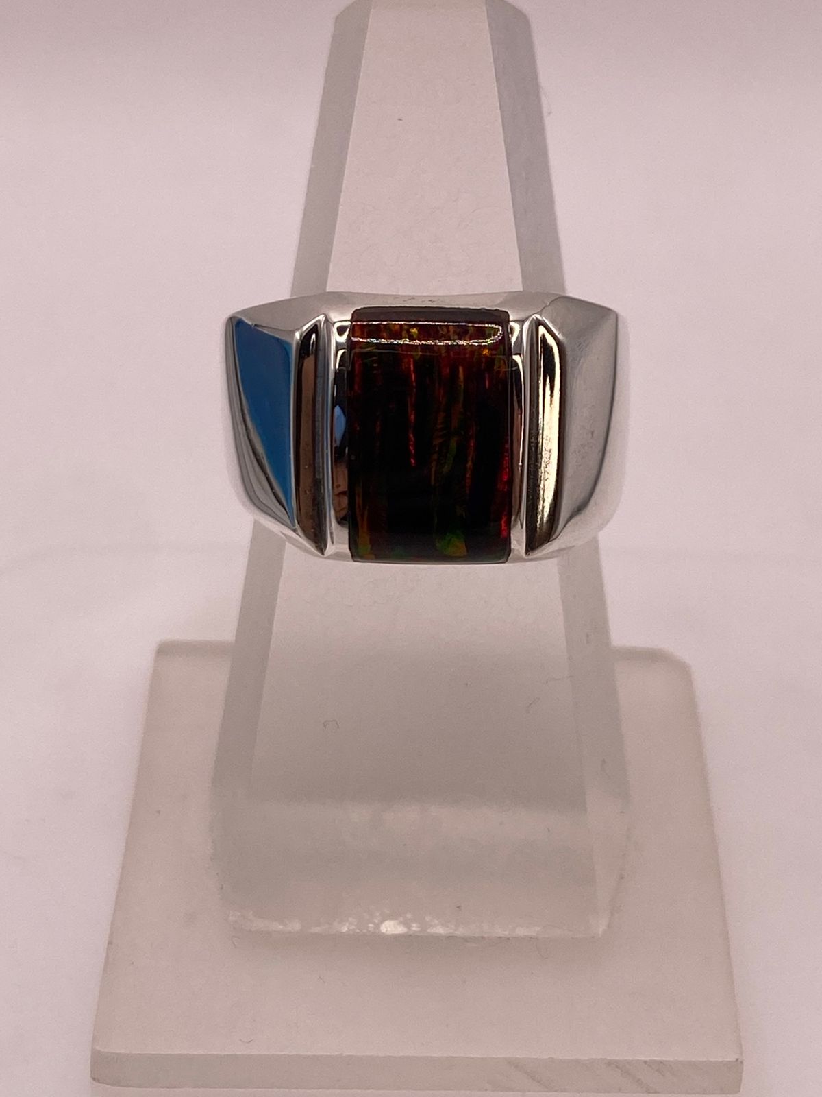 Anillo con Ópalo de Fuego Oscuro Plata Ley 950 Diseño Moderno