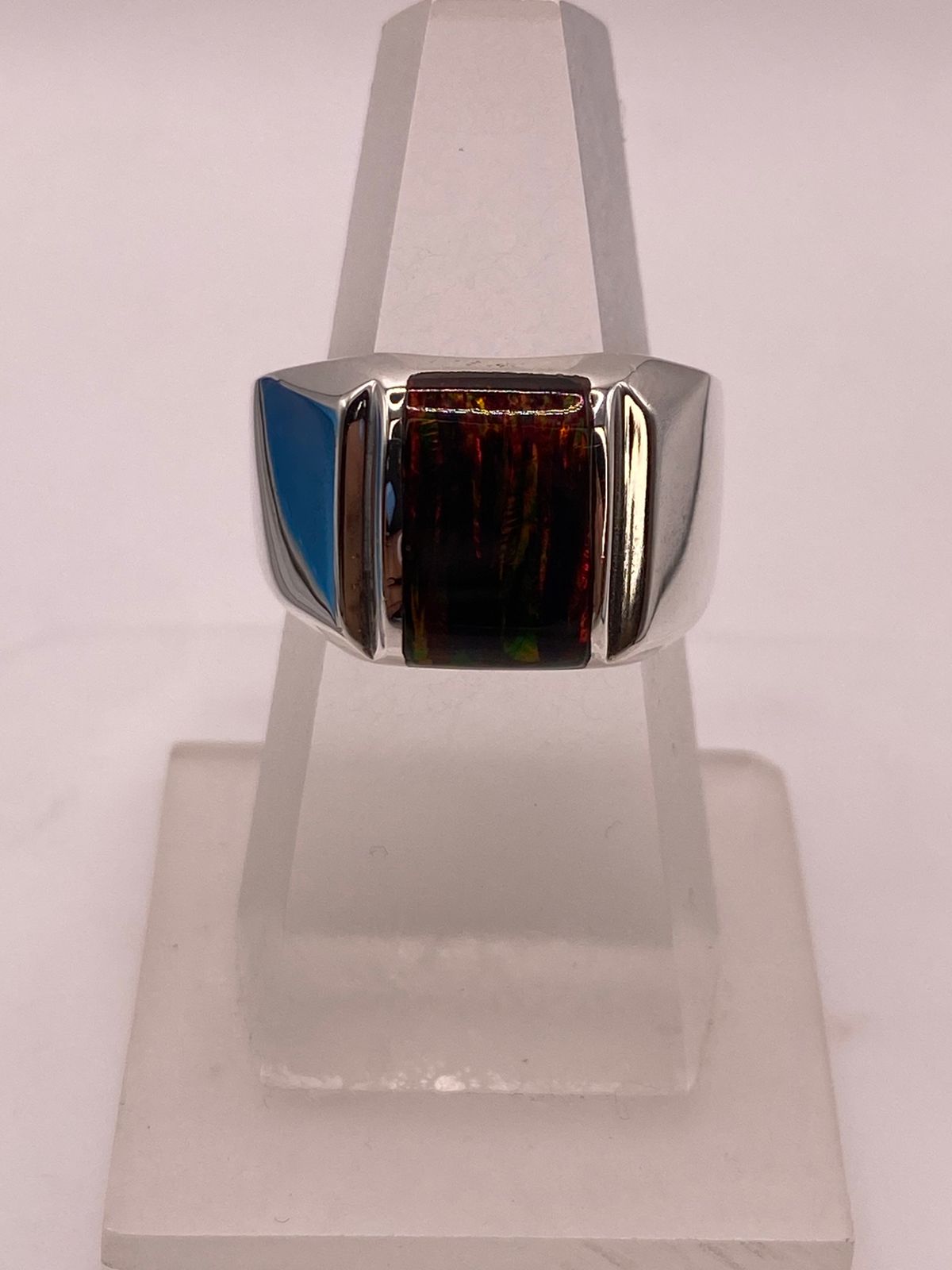 Anillo con Ópalo de Fuego Oscuro Plata Ley 950 Diseño Moderno