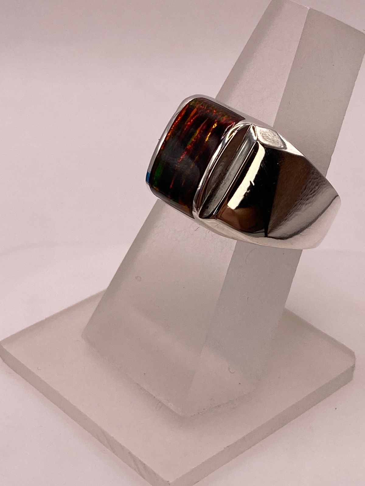Anillo con Ópalo de Fuego Oscuro Plata Ley 950 Diseño Moderno