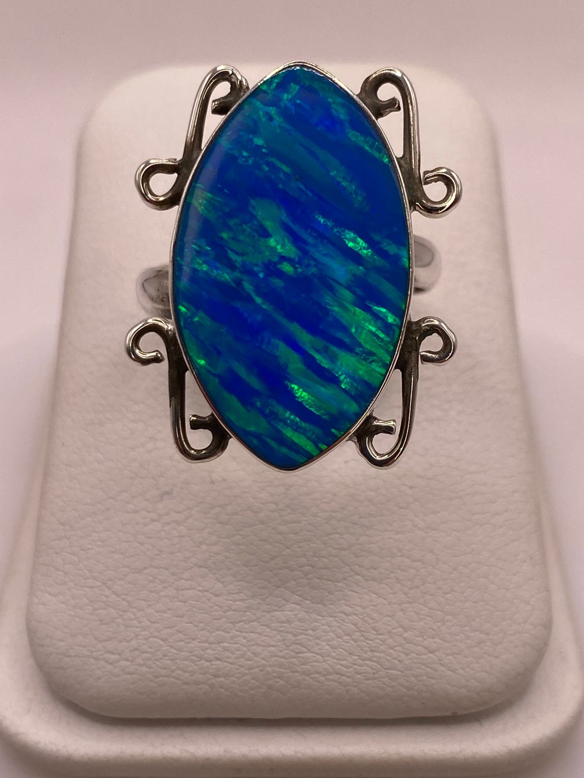 Anillo Ovalado Ajustable con Ópalo de Fuego en Plata .925
