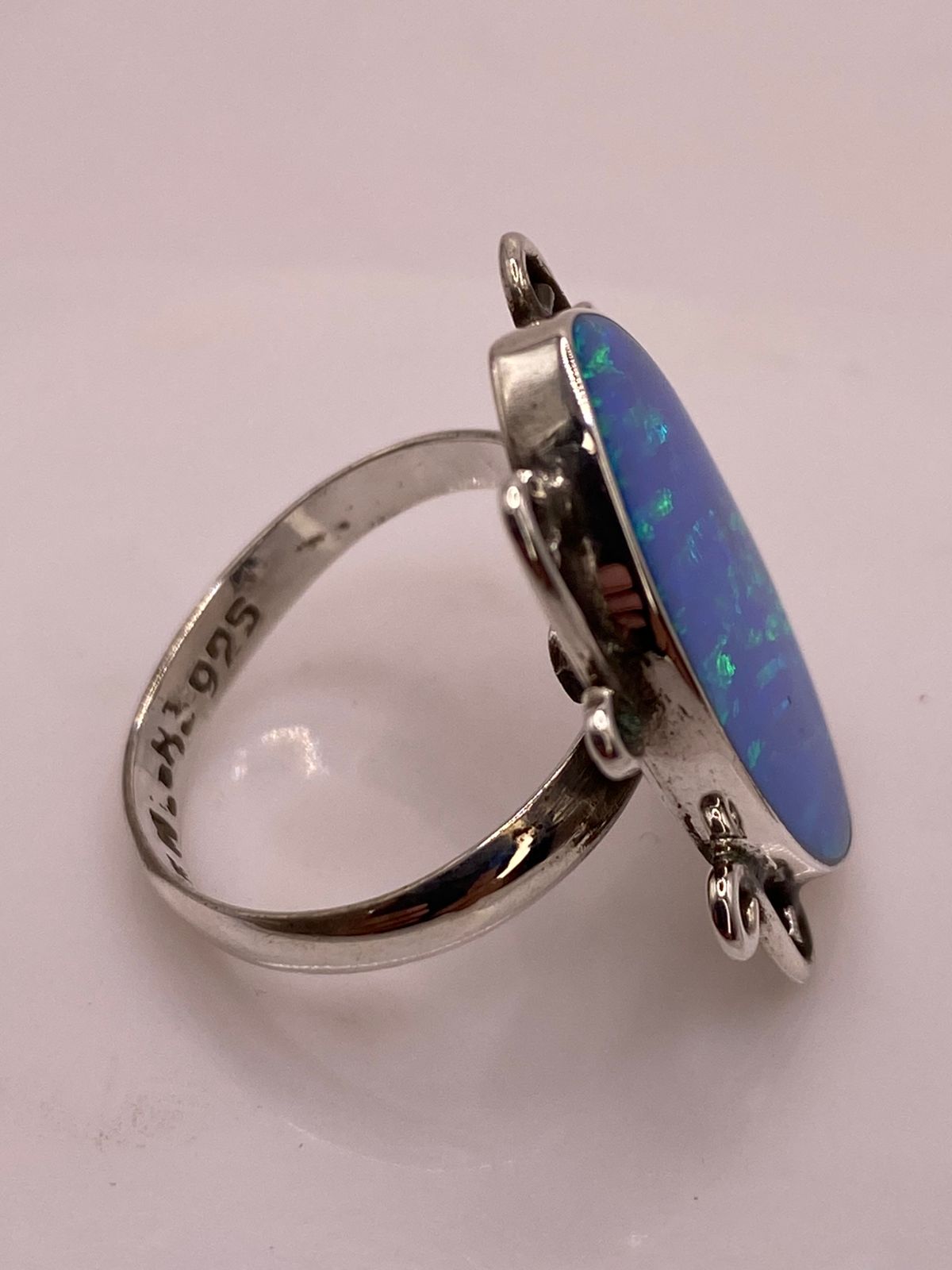 Anillo Ovalado Ajustable con Ópalo de Fuego en Plata .925