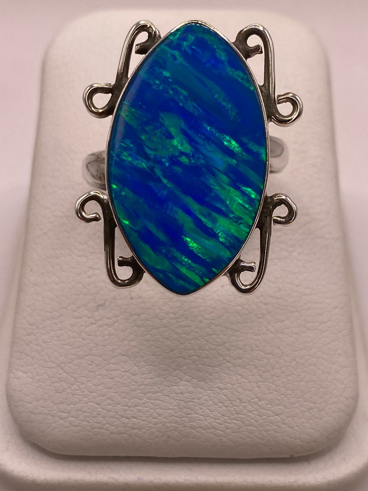 Anillo Ovalado Ajustable con Ópalo de Fuego en Plata .925
