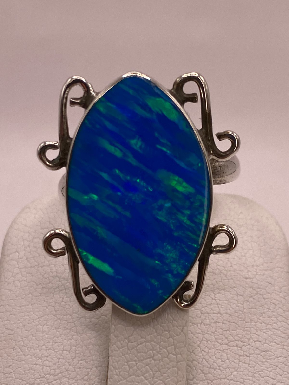 Anillo Ovalado Ajustable con Ópalo de Fuego en Plata .925
