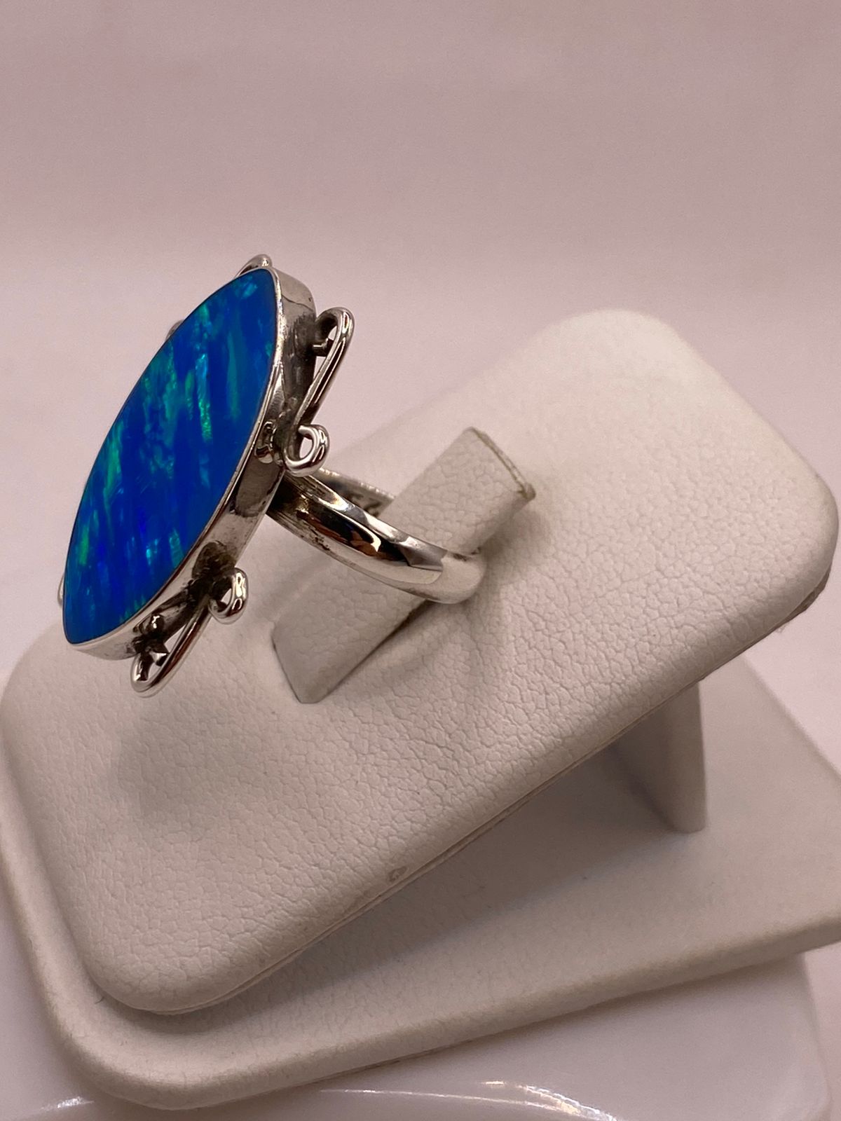 Anillo Ovalado Ajustable con Ópalo de Fuego en Plata .925