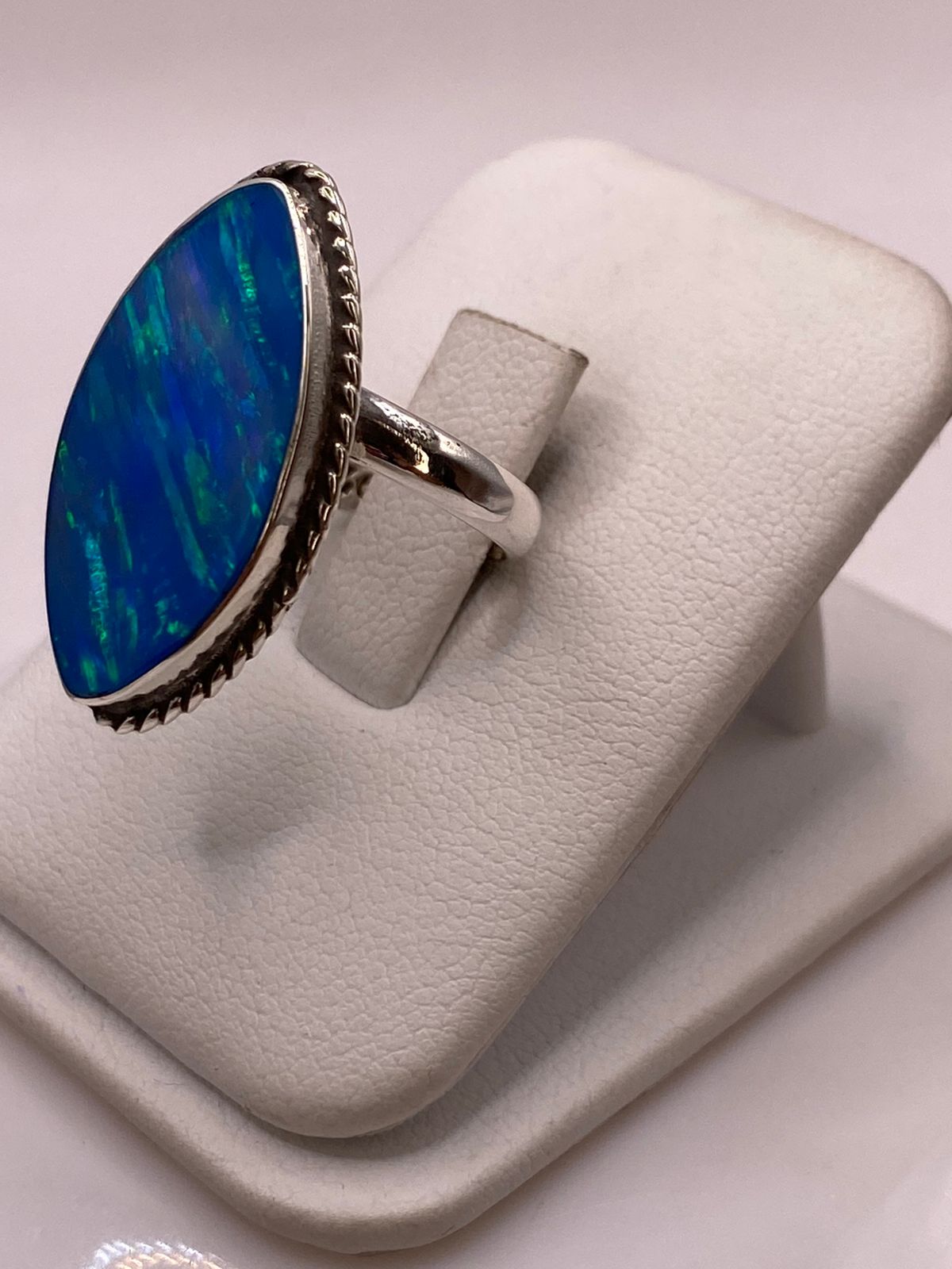 Anillo Ovalado Ajustable Plata Ley 925 con Piedra Ópalo de Fuego