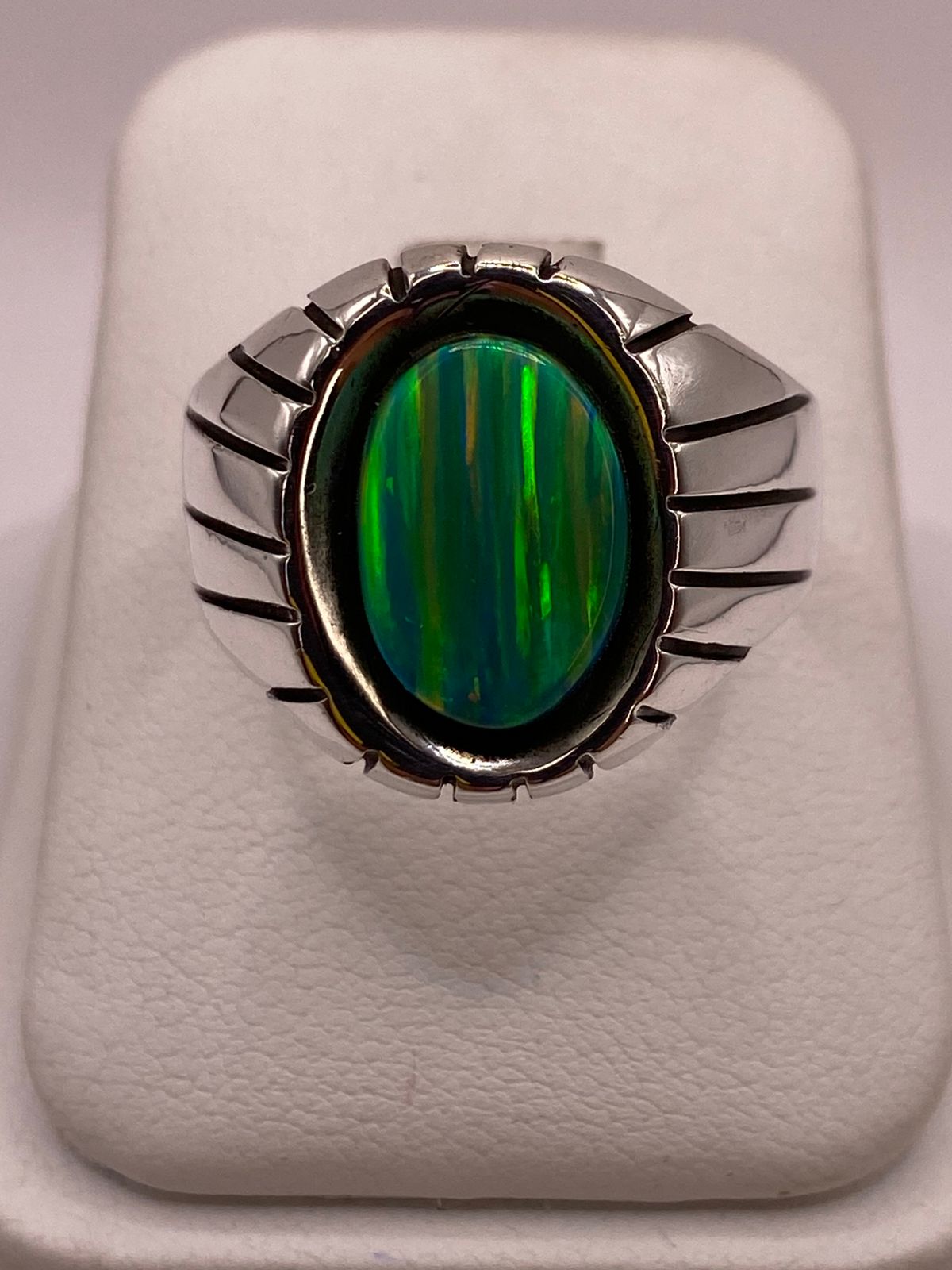 Anillo Ovalado con Diseño Contemporáneo Plata Ley 950 con Ópalo de Fuego