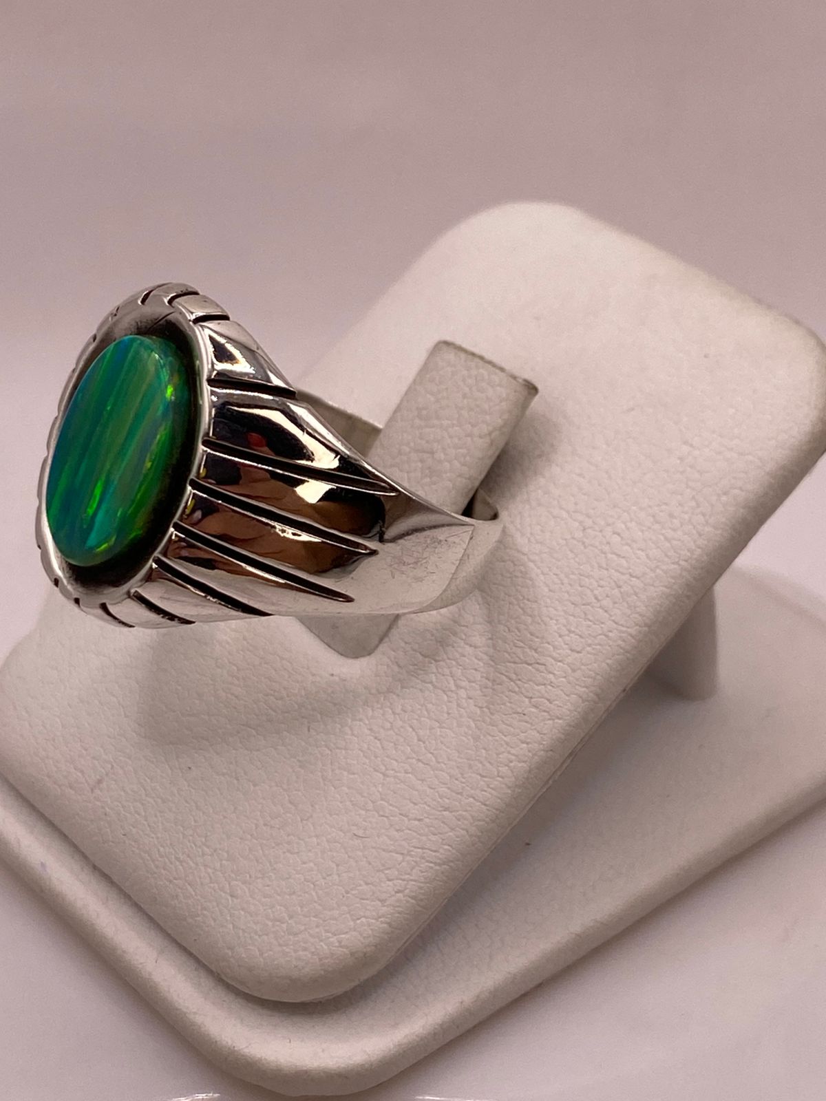 Anillo Ovalado con Diseño Contemporáneo Plata Ley 950 con Ópalo de Fuego