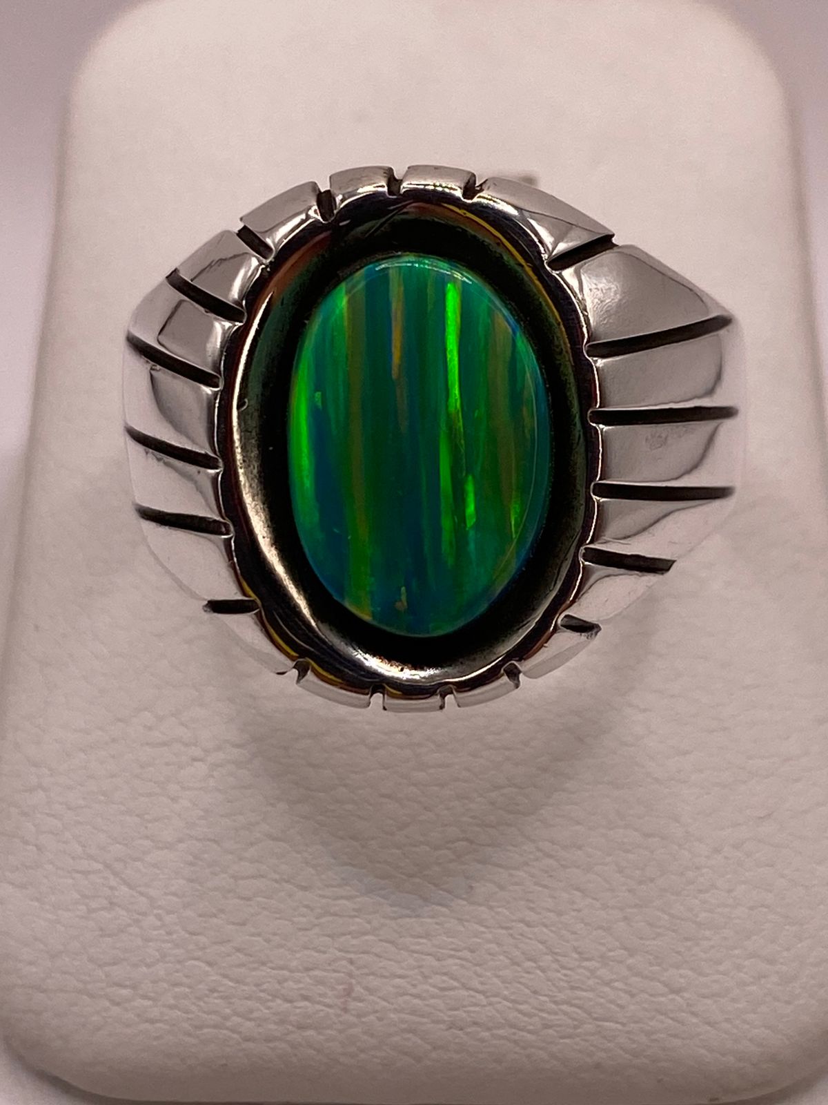 Anillo Ovalado con Diseño Contemporáneo Plata Ley 950 con Ópalo de Fuego