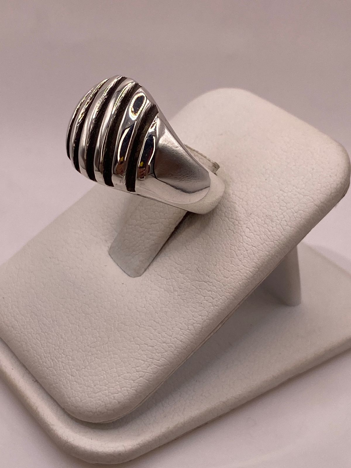 Anillo Ovalado con Franjas en Plata .925