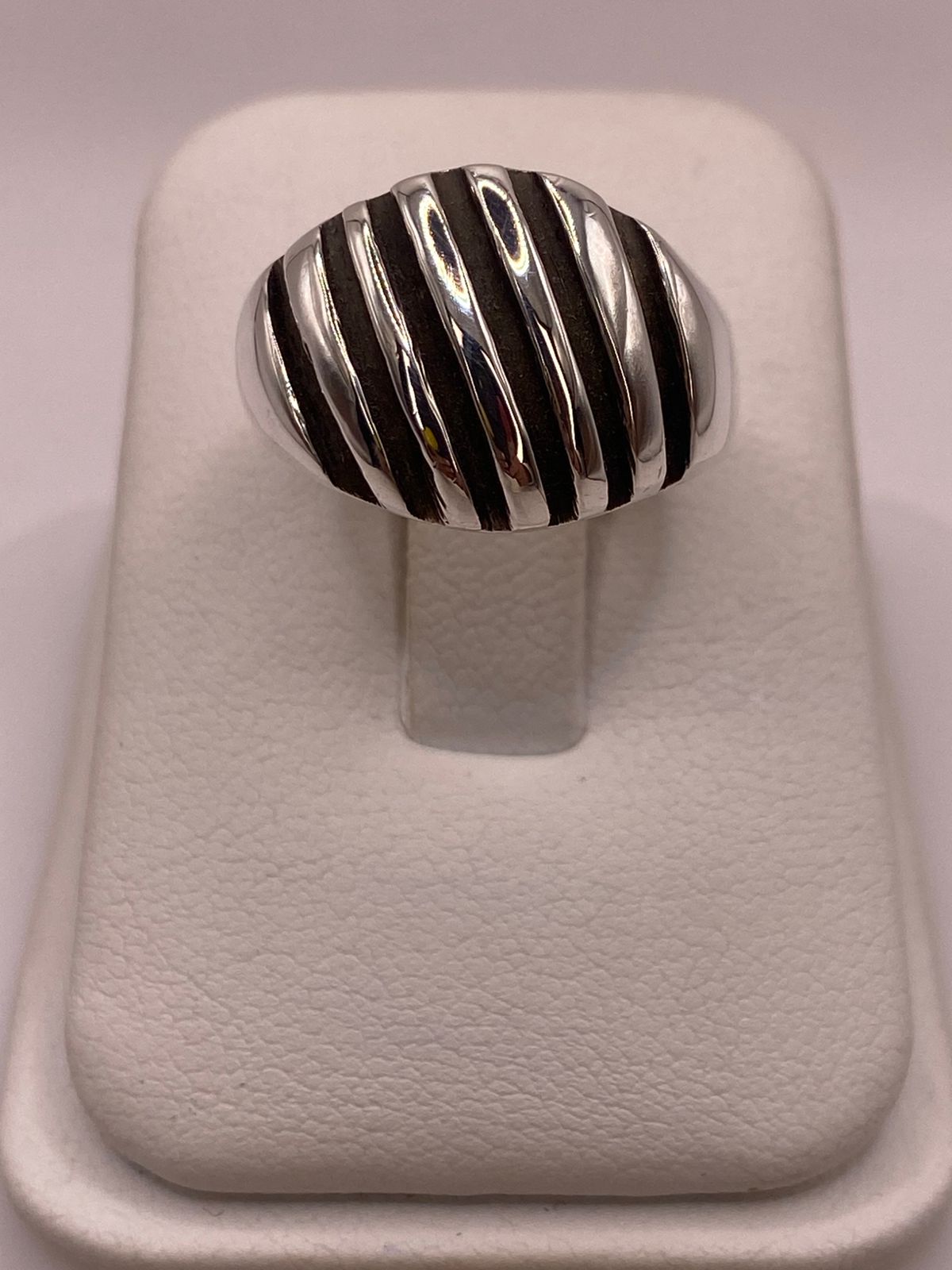 Anillo Ovalado con Franjas en Plata .925