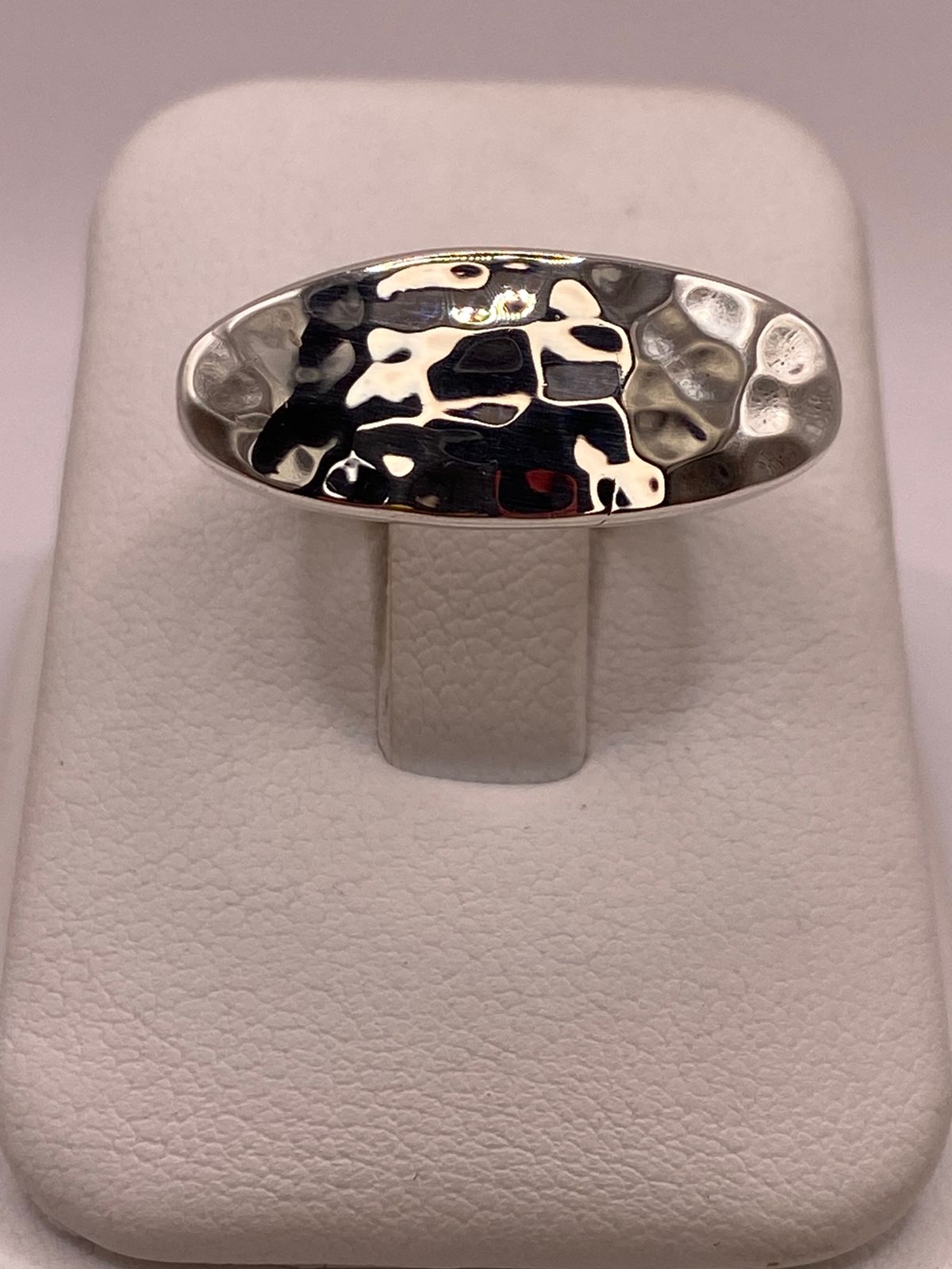 Anillo Ovalado Martillado de Plata Ley .925