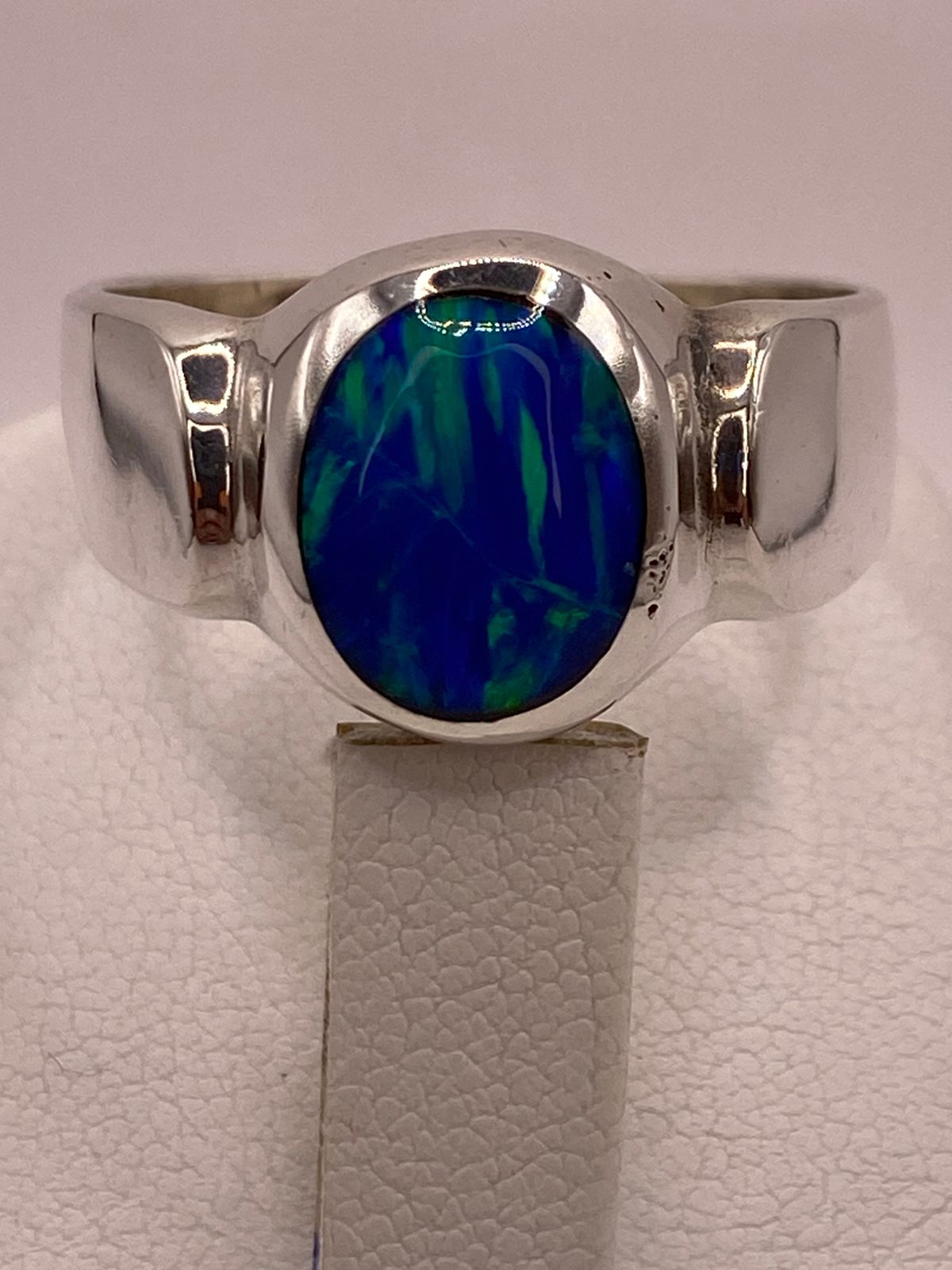 Anillo Ovalado con Ópalo de Fuego Azul‑verde en Plata .925