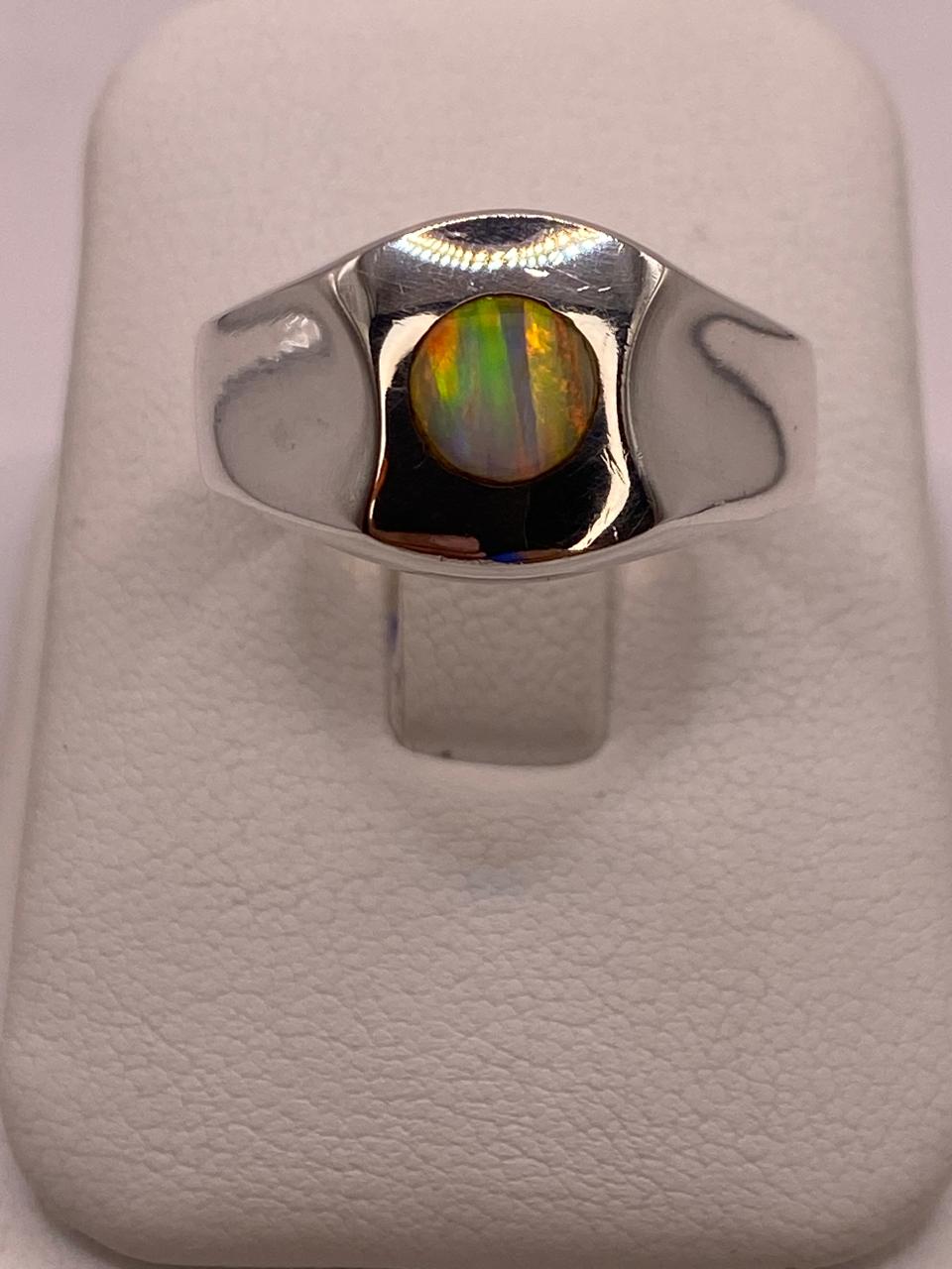 Anillo Ovalado con Ópalo de Fuego Multicolor en Plata .925