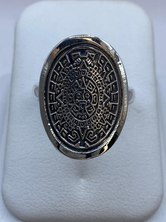 Anillo Ovalado Calendario Azteca en Plata .925 – Diseño Piedra del Sol