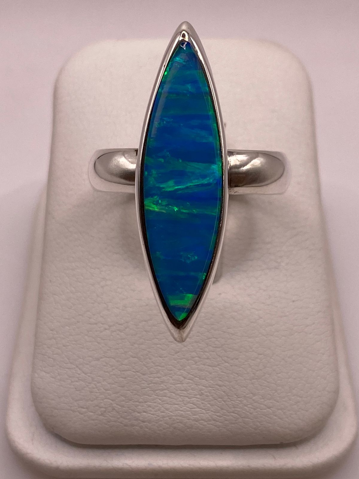 Anillo Ovalado (marquise) con Ópalo de Fuego Azul‑verde en Plata .925