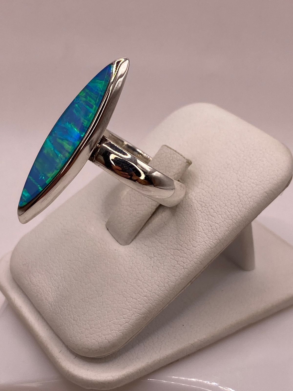 Anillo Ovalado (marquise) con Ópalo de Fuego Azul‑verde en Plata .925