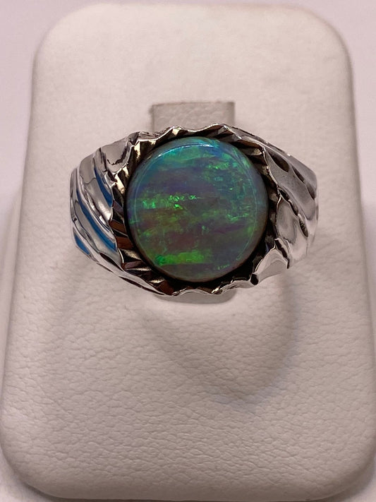 🔥 Anillo con Piedra Ópalo de Fuego Azul‑verde en Plata Ley 950 con Detalles Martillados — ángulo diagonal
