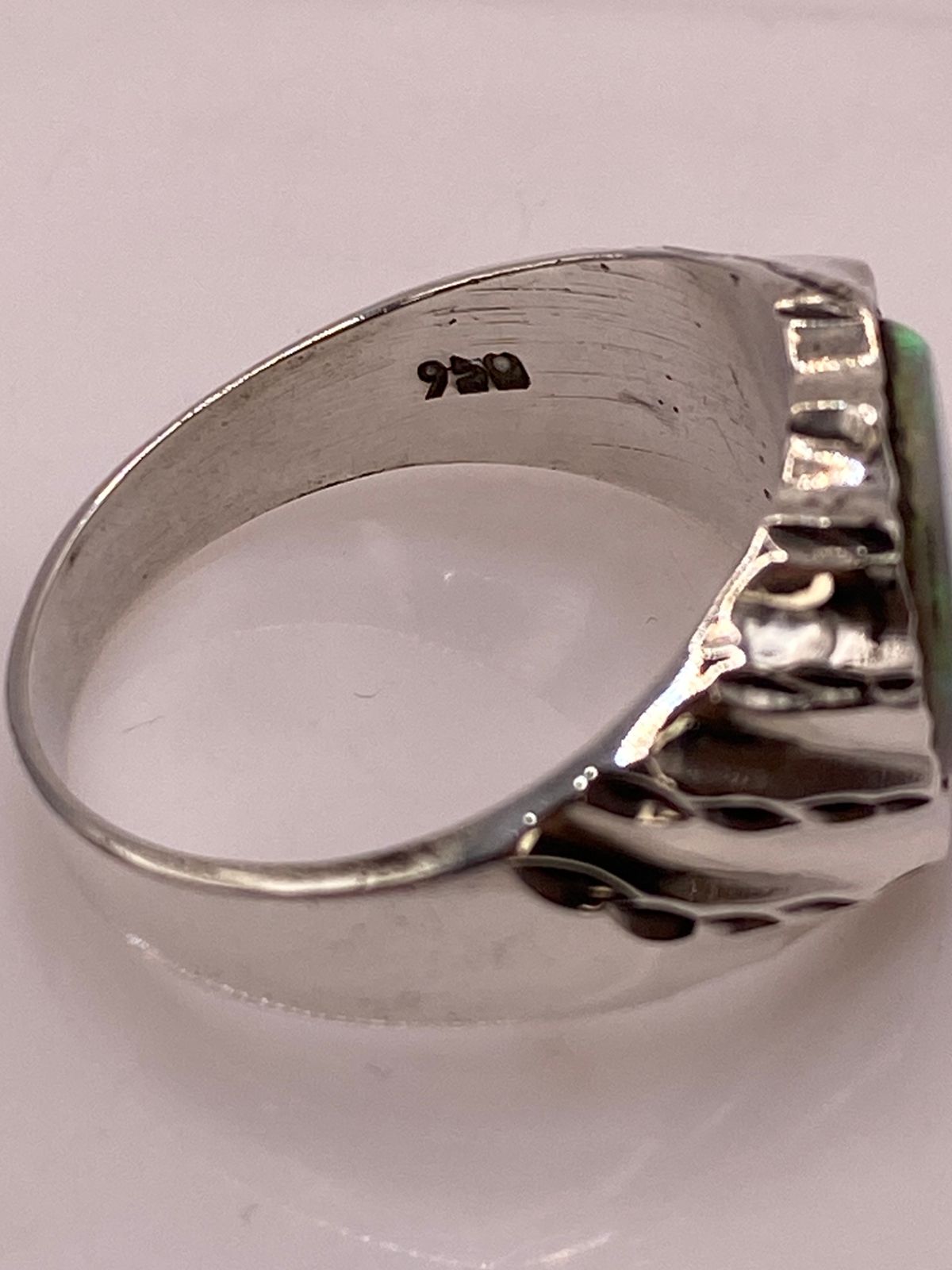 🔥 Anillo con Piedra Ópalo de Fuego Azul‑Verde en Plata Ley 950 con Detalles Martillados