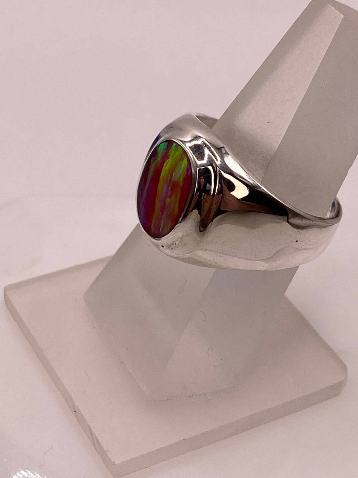 Anillo con Piedra Ópalo de Fuego Ovalada Rosa‑verde‑amarillo en Plata Ley 925