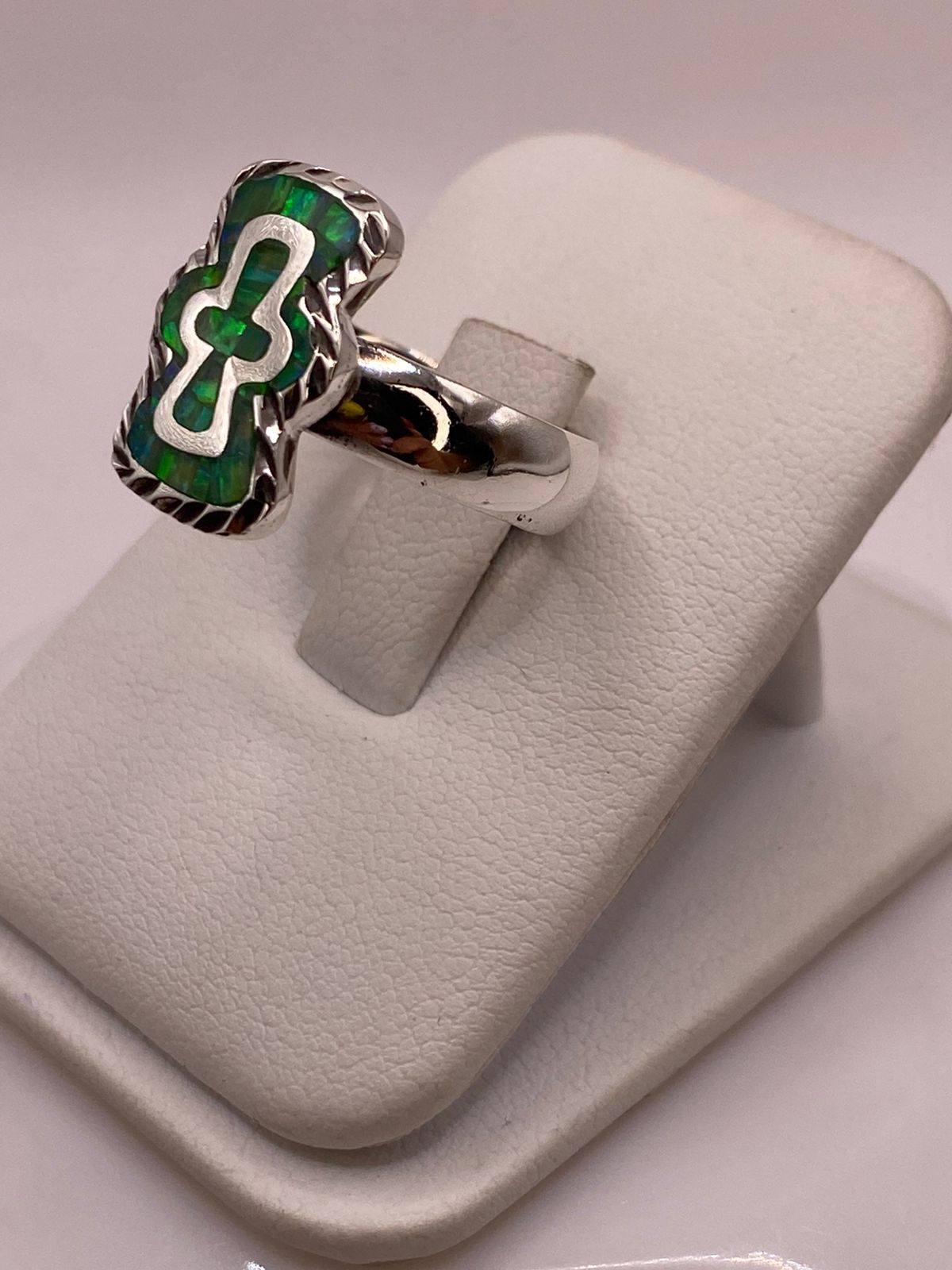 Anillo de Plata Ley 950 con Ópalo de Fuego y Diseño de Cruz