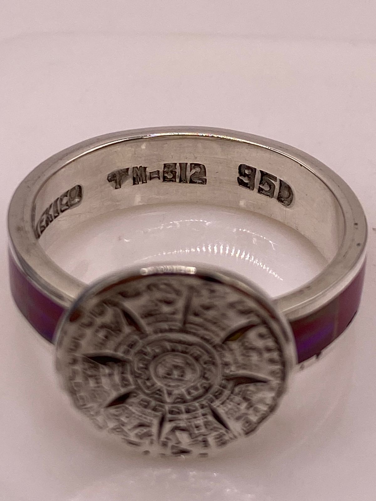 Anillo de Plata Ley 950 con Piedra Ópalo de Fuego y Diseño de Calendario Azteca