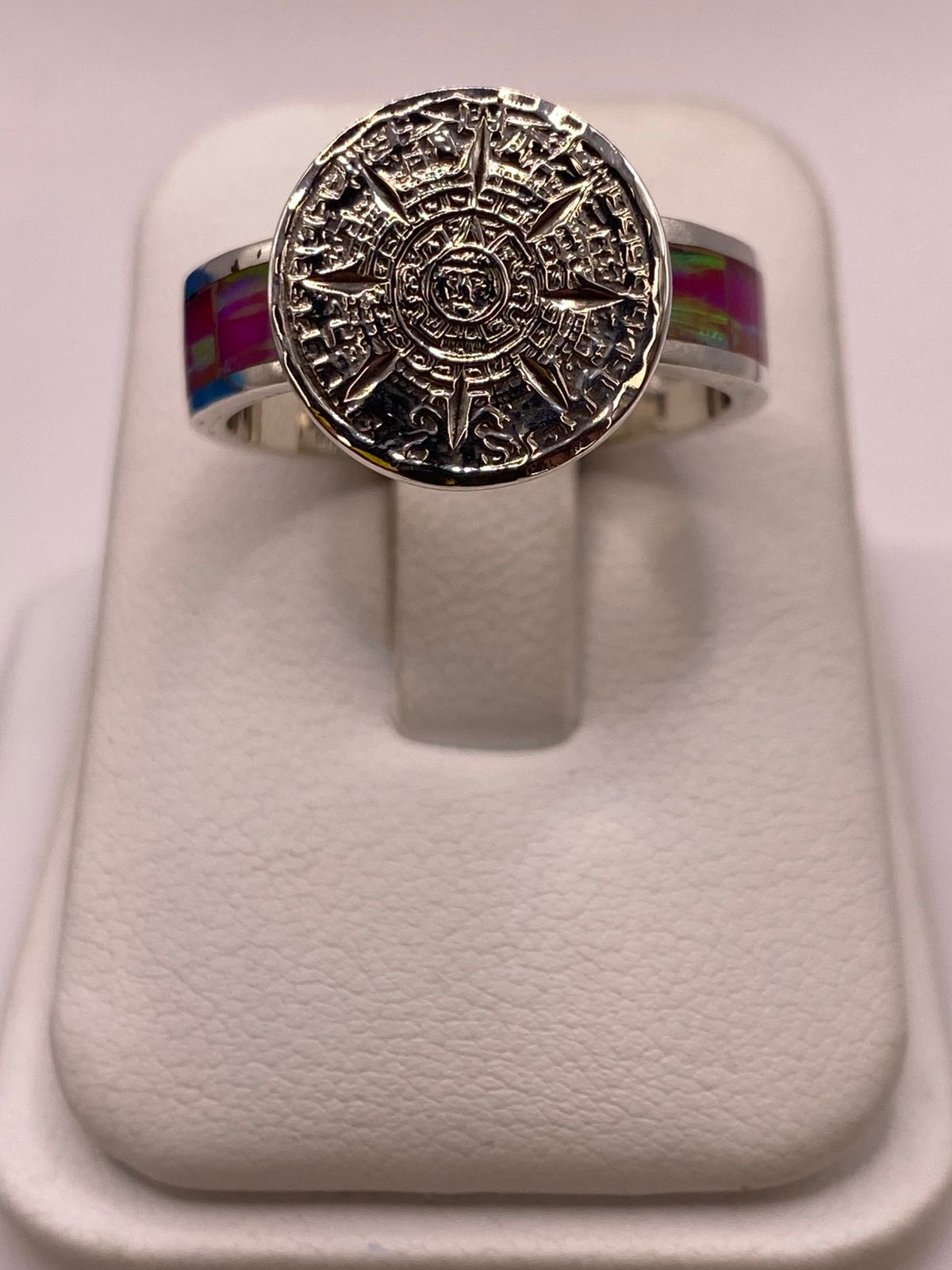 Anillo de Plata Ley 950 con Piedra Ópalo de Fuego y Diseño de Calendario Azteca