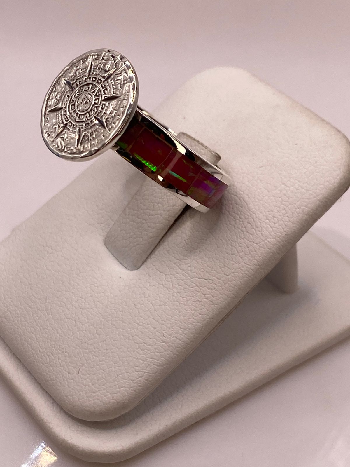 Anillo de Plata Ley 950 con Piedra Ópalo de Fuego y Diseño de Calendario Azteca