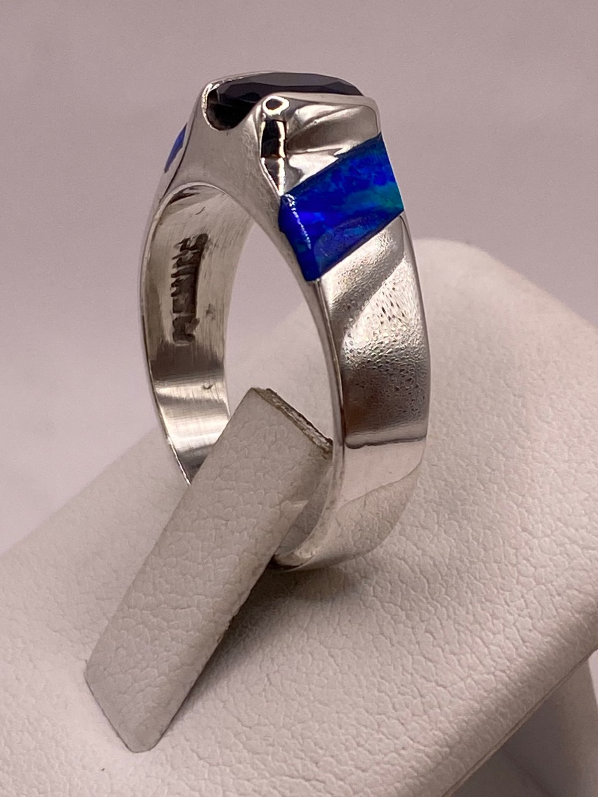 Anillo en Plata Ley 925 Diseño Moderno con Incrustaciones Laterales