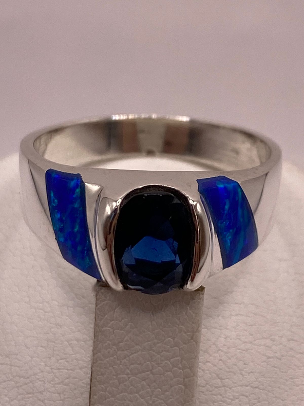 Anillo en Plata Ley 925 Diseño Moderno con Incrustaciones Laterales