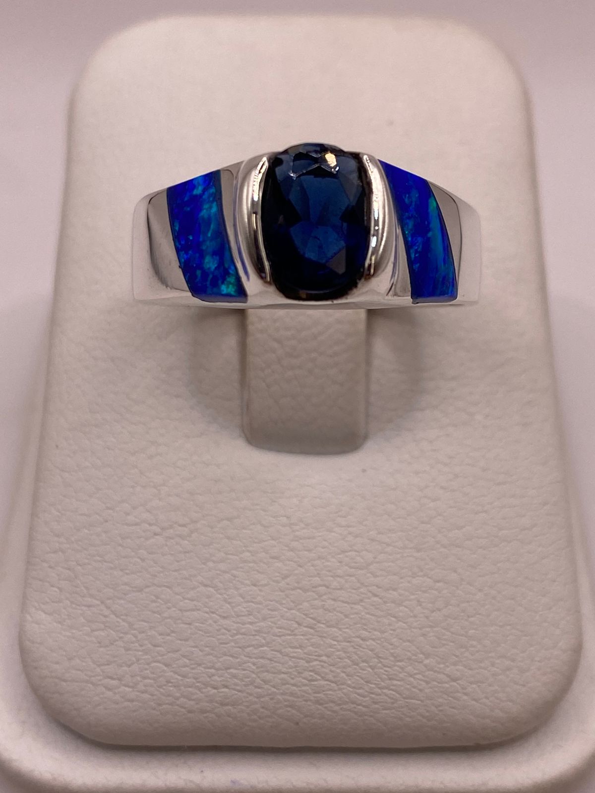 Anillo en Plata Ley 925 Diseño Moderno con Incrustaciones Laterales