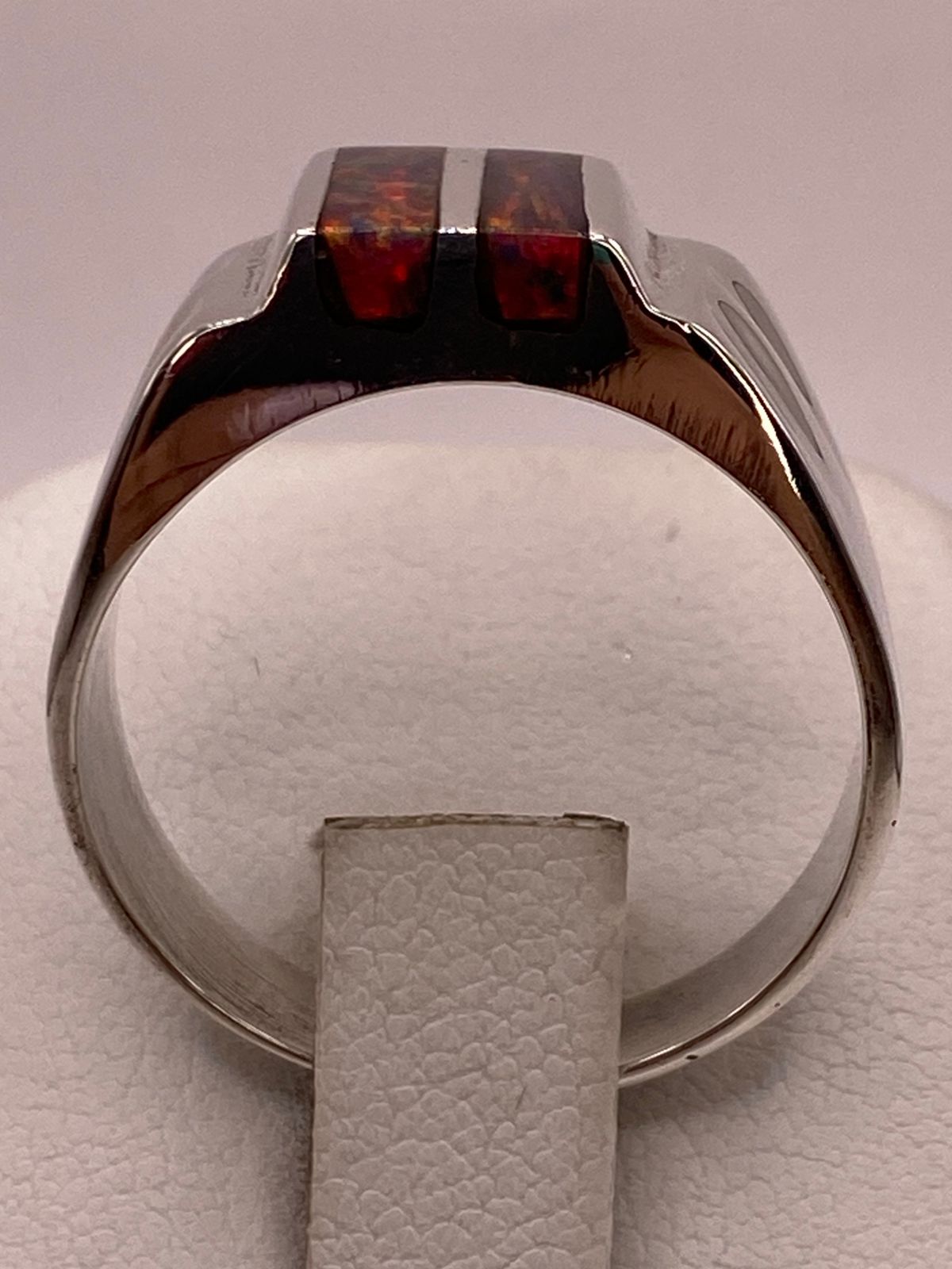 Anillo en Plata Ley 925 con Incrustación Vertical de Ópalo de Fuego