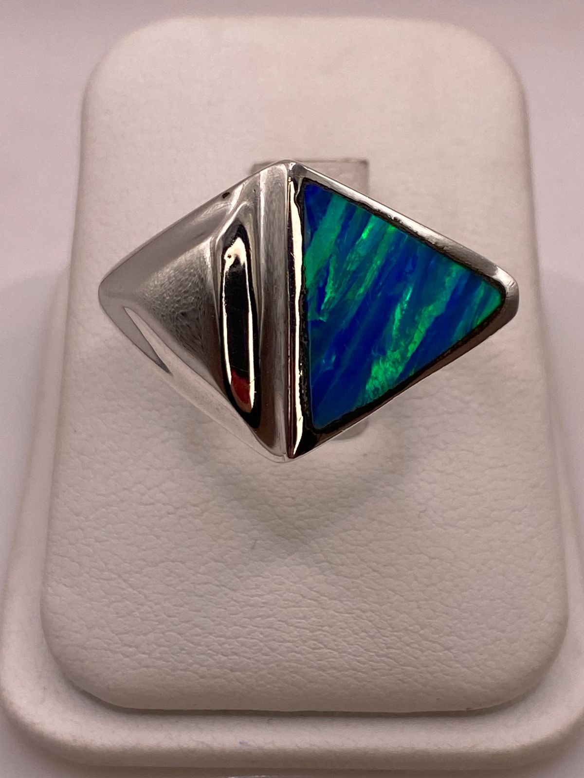 Anillo Plata Ley 925 con Ópalo de Fuego Azul‑verde Diseño Triangular Moderno
