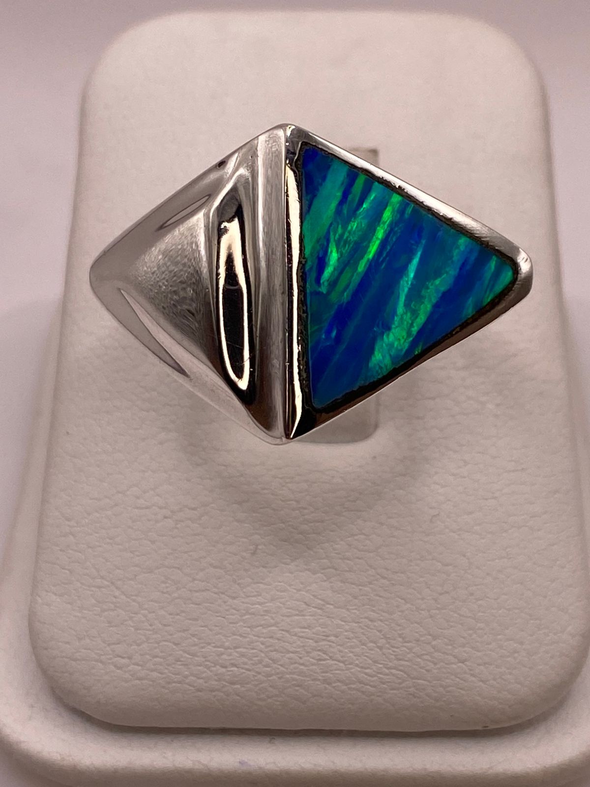 Anillo Plata Ley 925 con Ópalo de Fuego Azul‑verde Diseño Triangular Moderno