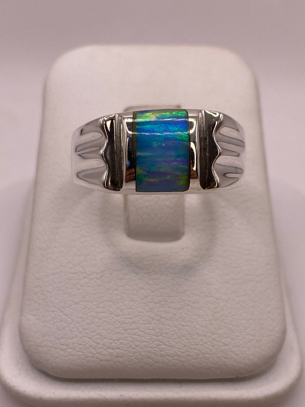 Anillo Plata Ley 925 con Ópalo de Fuego Diseño Contemporáneo con Incrustación Central