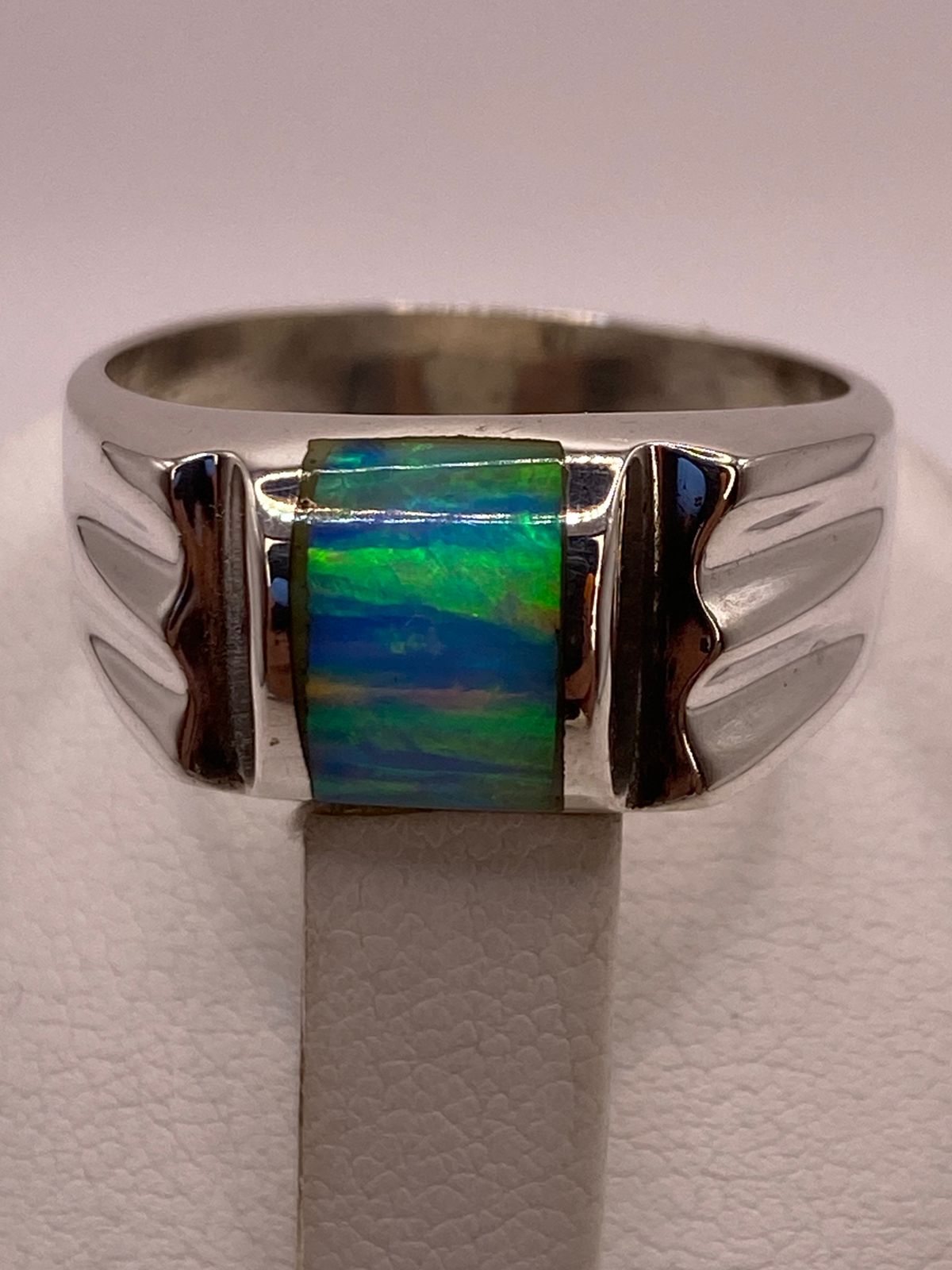 Anillo Plata Ley 925 con Ópalo de Fuego Diseño Contemporáneo con Incrustación Central