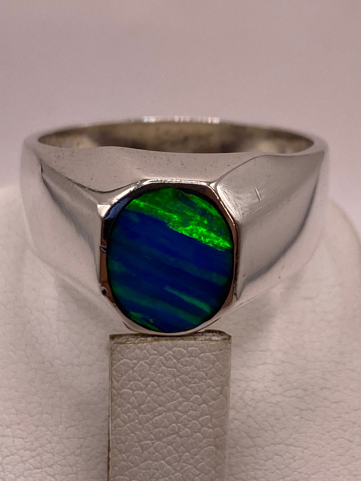 Anillo en Plata Ley 925 con Ópalo de Fuego Diseño Ovalado Moderno