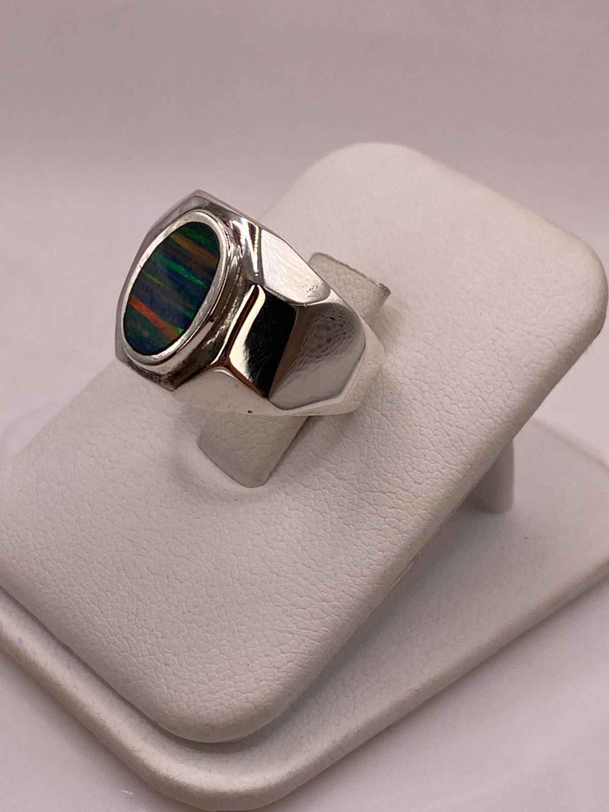 Anillo en Plata Ley 925 con Ópalo de Fuego Diseño Ovalado Moderno