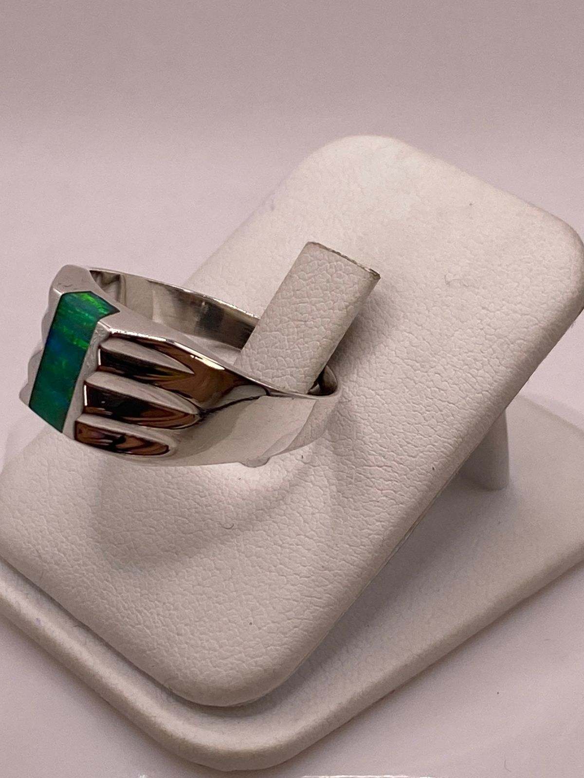 Anillo Plata Ley 925 con Ópalo Fuego Verde Diseño Contemporáneo con Incrustación Vertical